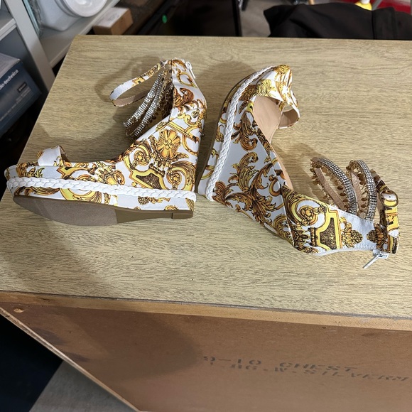 Shoe Dazzle Gold and White Stiletto Heels with Ankle Straps - Picture 4 of 8